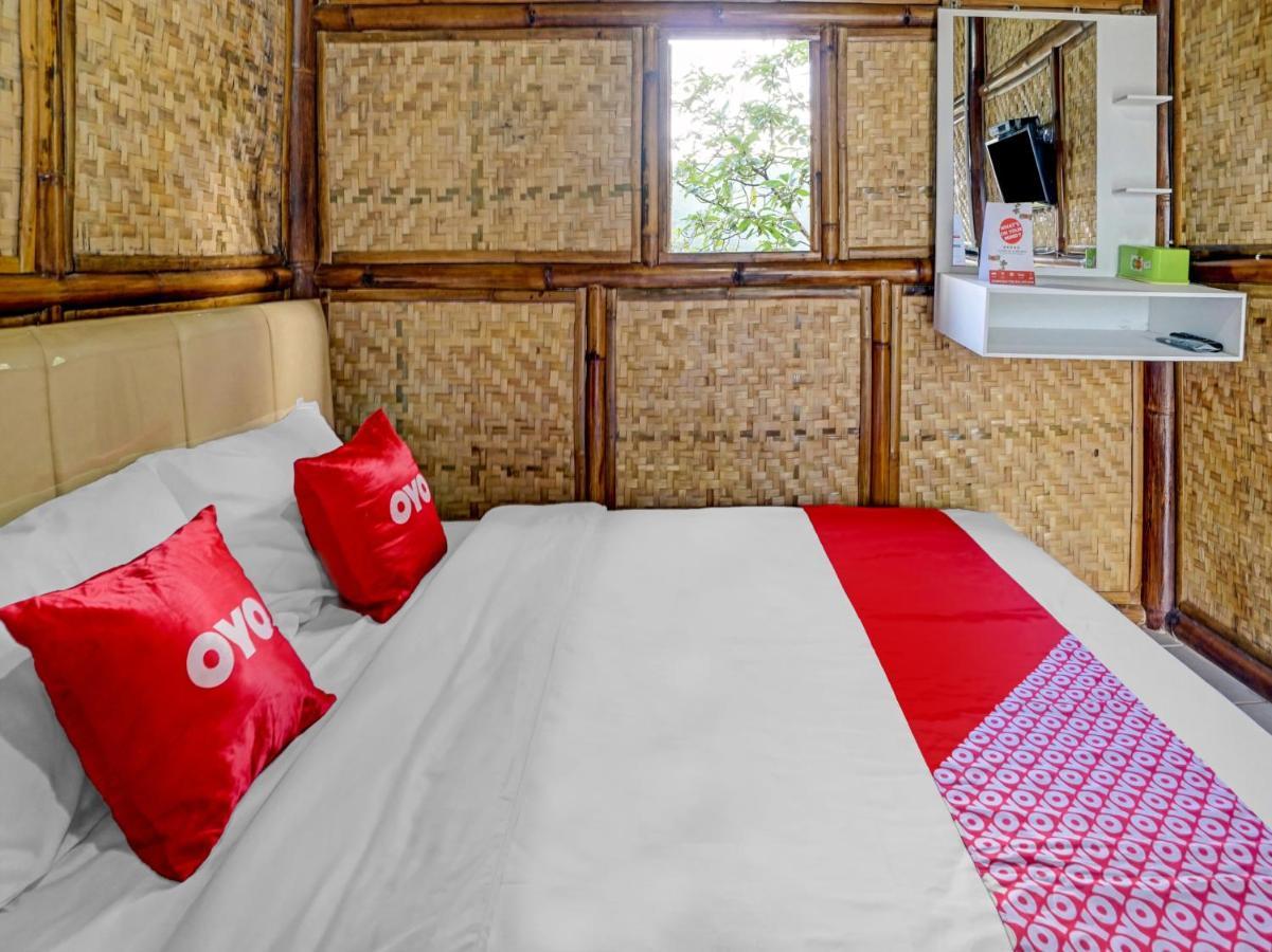 Oyo 90225 Rumah Bambu Trawas Syariah Pasuruan Eksteriør bilde