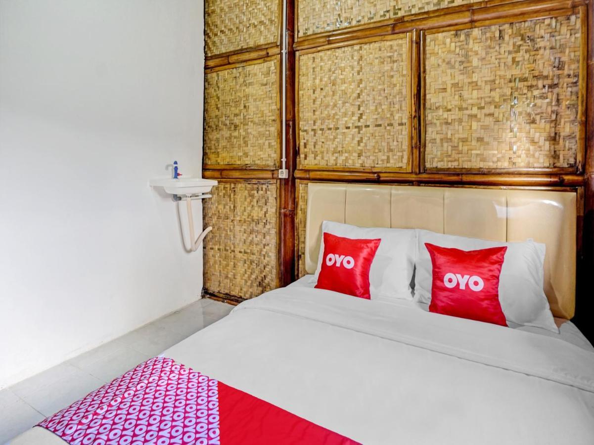 Oyo 90225 Rumah Bambu Trawas Syariah Pasuruan Eksteriør bilde