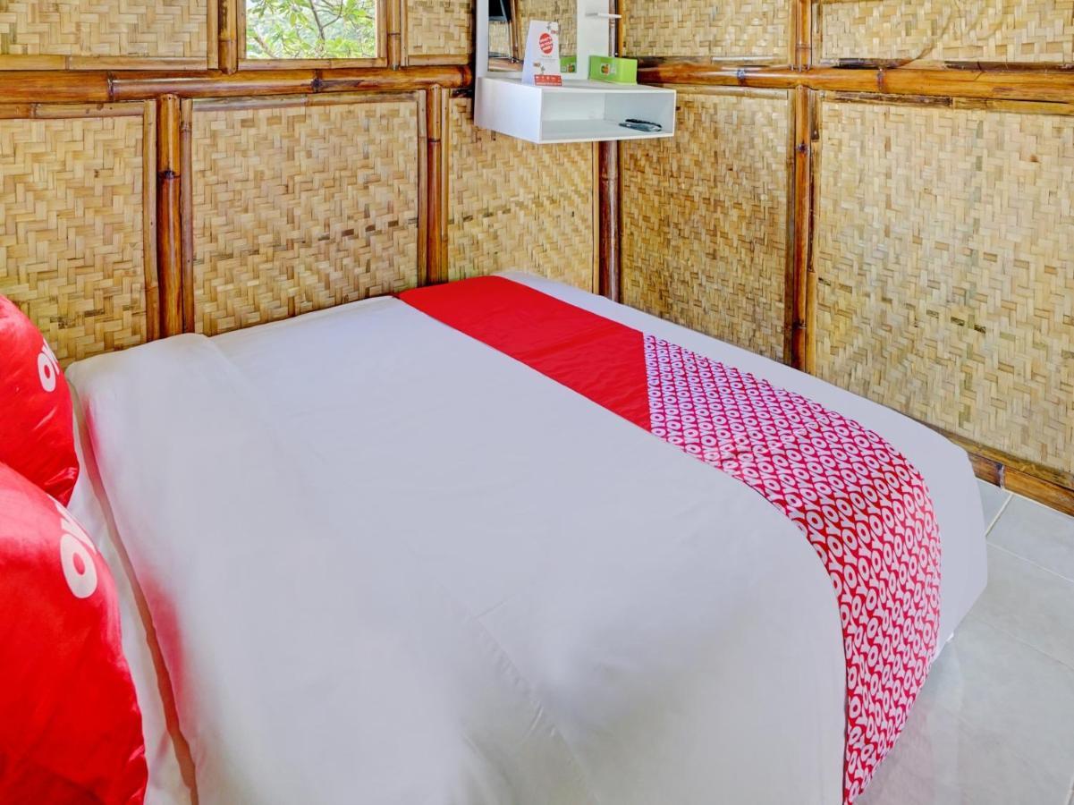 Oyo 90225 Rumah Bambu Trawas Syariah Pasuruan Eksteriør bilde